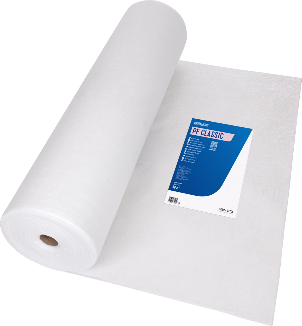 UZIN_Dummy_PF CLASSIC_50m2_2026-08 Un grand rouleau de non-tissé protecteur blanc avec une étiquette produit bleue visible indiquant 'PF CLASSIC', posé sur un fond blanc.