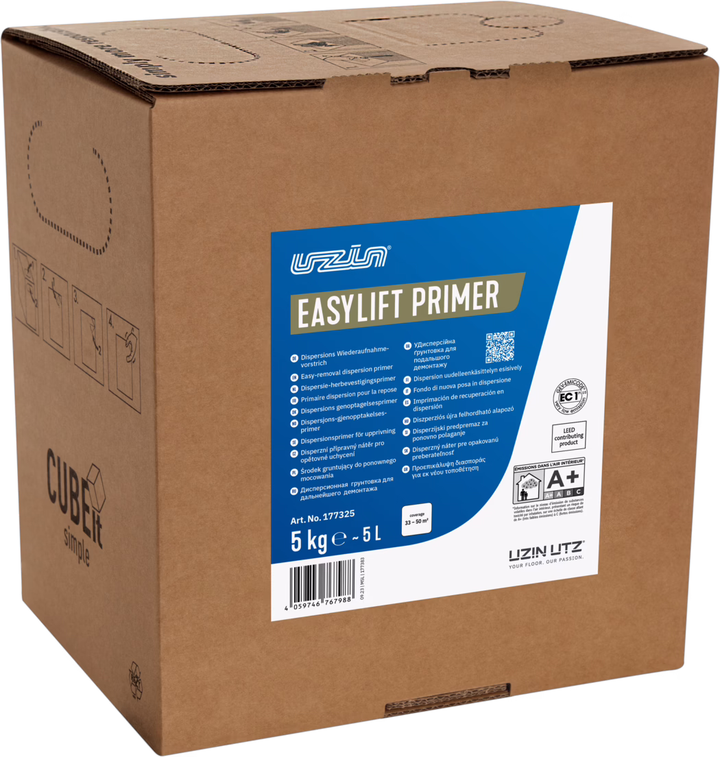 UZIN_Dummy_EasyLift Primer-5kg_2023-09 Photo d'un grand carton brun ondulé placé à la verticale avec une étiquette produit bleue et blanche bien visible à l'avant portant la mention 'EASYLIFT PRIMER'. L'étiquette affiche le logo UZIN, des icônes techniques, un code-barres et l'indication de quantité '5 kg ≈ 5 L' et présente le produit comme un primaire en dispersion pour la pose de sols. Le carton comporte des poignées découpées sur les côtés, des pictogrammes d'assemblage et de manutention imprimés, un petit logo 'CUBEit simple' sur le panneau gauche et des rabats pliés en haut ; la surface kraft montre la texture naturelle du papier. L'image met l'accent sur l'emballage commercial et offre une vue nette du texte de l'étiquette et des mentions de certification (y compris une classification A+ pour les émissions intérieures), présentant un conditionnement conçu pour les professionnels du sol et du bâtiment.