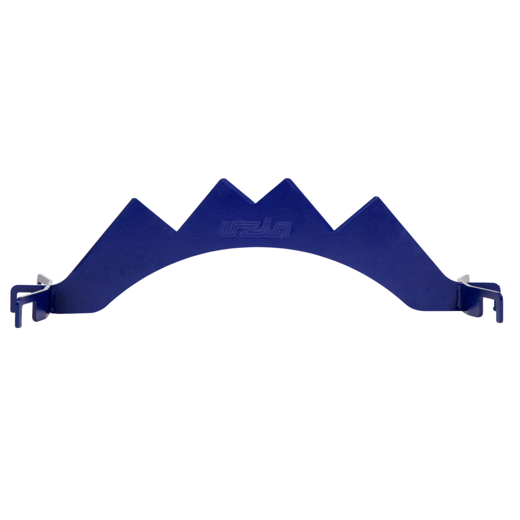 UZIN_Dummy_Ripper_2015-09 Gros plan d'un support métallique bleu en forme de couronne ou d'arceau avec trois pointes triangulaires et un arc courbé, photographié sur fond blanc ; attaches métalliques visibles aux deux extrémités, finition mate texturée et petit logo en relief près du centre.