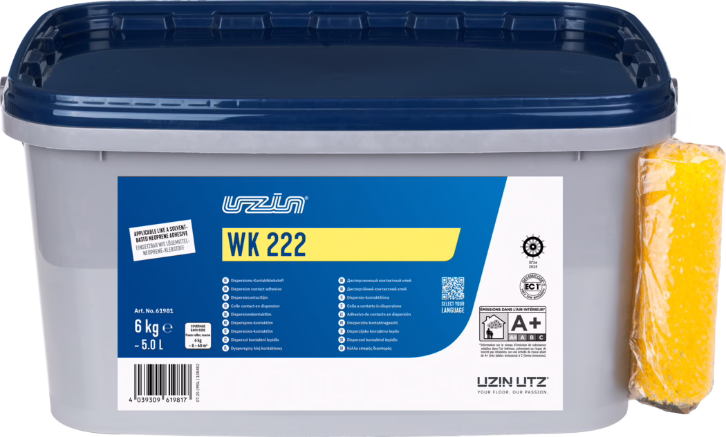 UZIN_Dummy_WK 222-6kg_2025-11 Un bac rectangulaire en plastique gris avec un couvercle bleu foncé et une étiquette bleue et jaune indiquant 'WK 222'. L'emballage est indiqué '6 kg (~5,0 L)' et comporte des icônes techniques, un code‑barres et des informations multilingues. Une éponge jaune emballée en plastique est fixée sur le côté droit. L'étiquette présente la marque 'Uzin Utz' et le pictogramme A+ pour les émissions dans l'air intérieur. Photo produit sur fond blanc, nette et éclairée de façon uniforme.