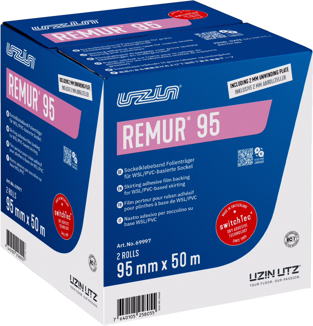 UZIN_Dummy_Remur 95-carton_2024-10 Photo d'une boîte bleue et blanche 'REMUR 95' de UZIN UTZ, prise en légère perspective. L'emballage comporte une grande étiquette rose avec le nom 'REMUR 95', le logo et des informations techniques en plusieurs langues. Sur la face avant figurent '2 ROLLS' et les dimensions '95 mm x 50 m'. On voit un badge rouge 'switchTec', un code QR, un code-barres et une petite étiquette 'INCLUDING 2 MM UNWINDING PLATE'. La boîte semble neuve et indique des informations sur un film adhésif pour plinthes WSL/PVC.
